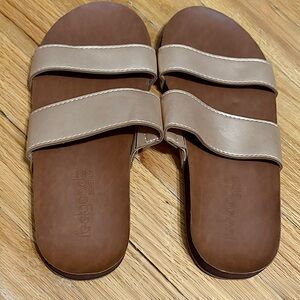 Gently used ( maybe twice) feelsgoodz Zensole sandals , size 8.